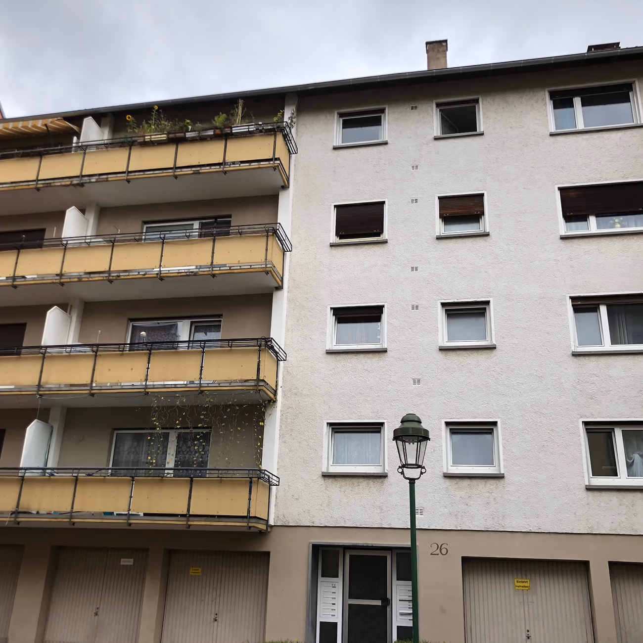 Fassade & Balkone — vorher, unsaniert